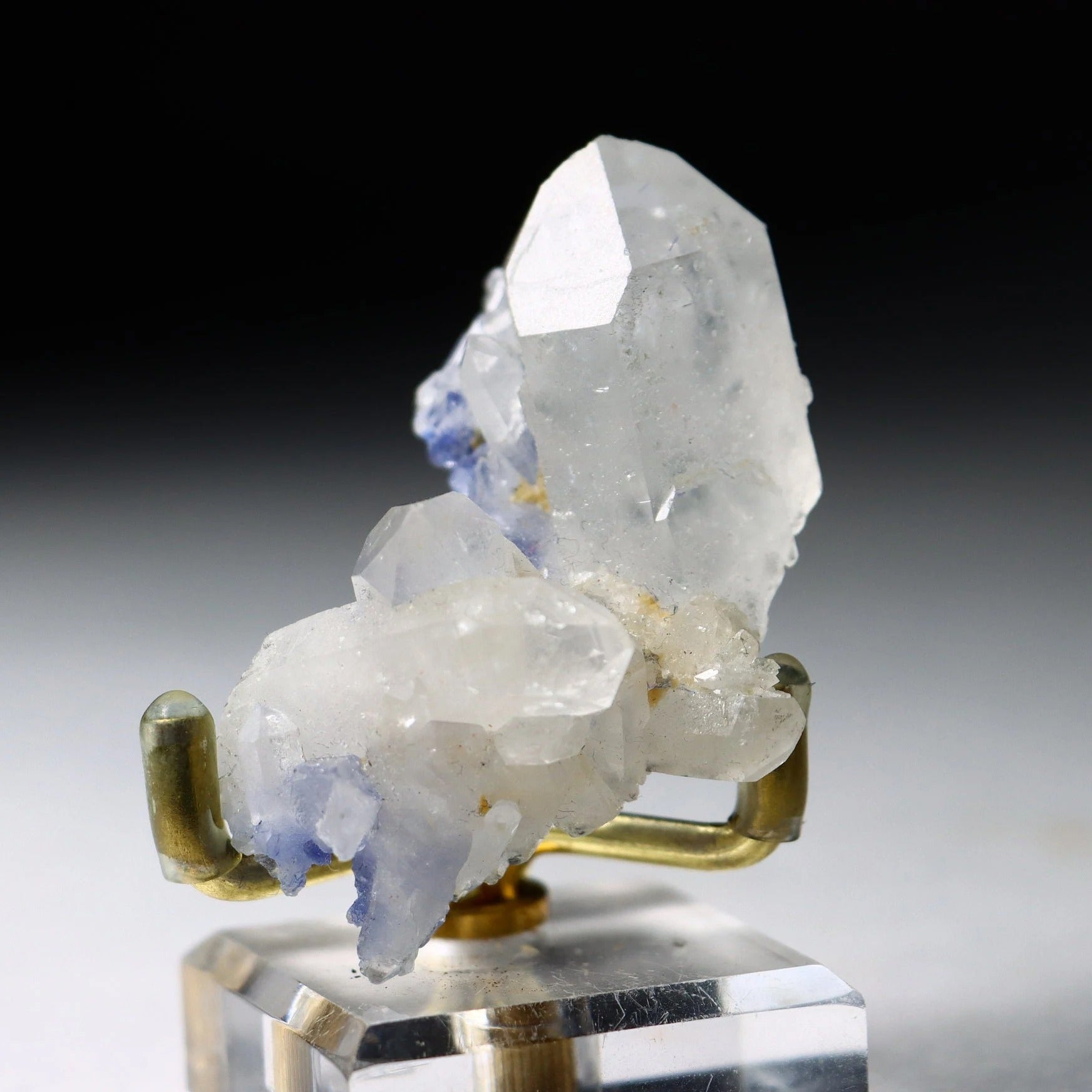 Dumortierite in Quartz Crystal